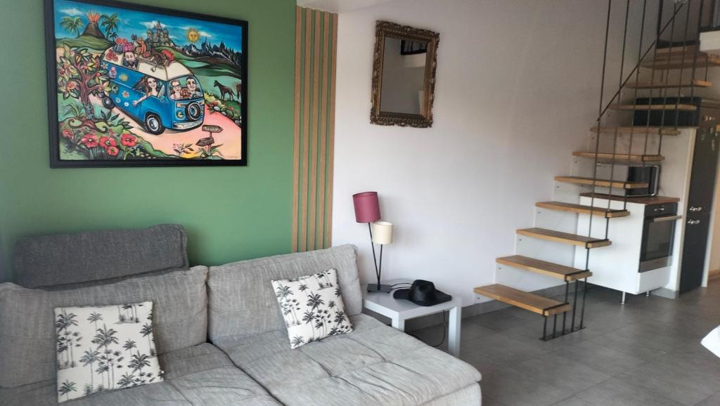 un salon avec un canapé et un tableau au mur dans l'établissement Villa Heliovillage naturiste, au Cap d'Agde