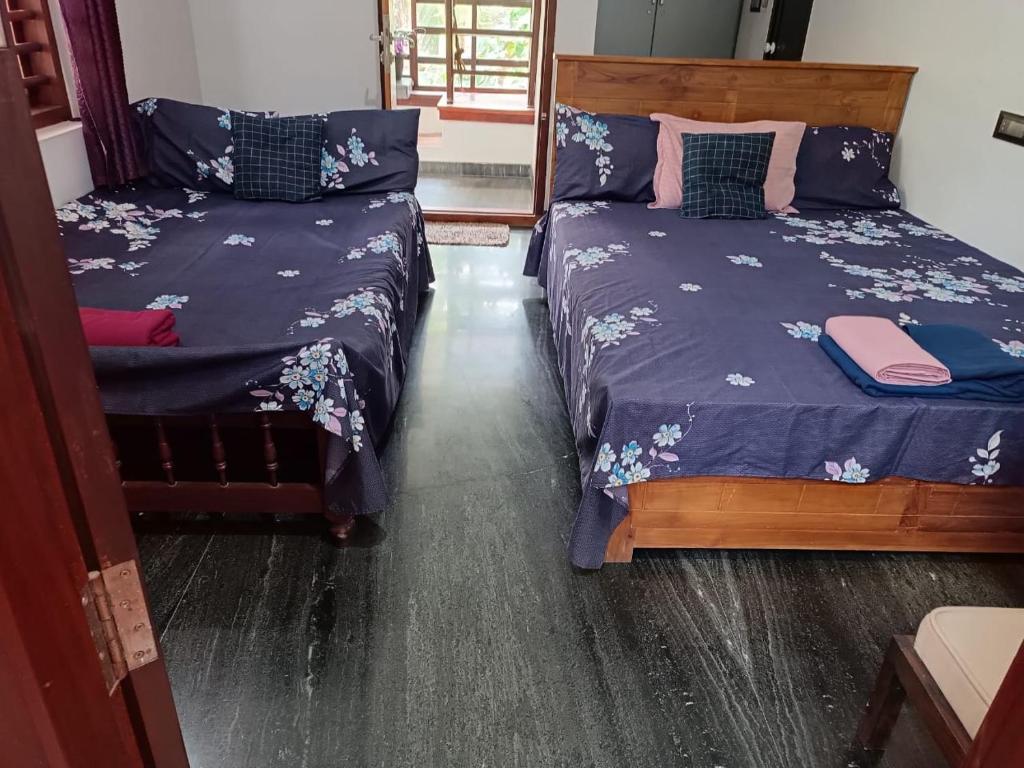 Ένα ή περισσότερα κρεβάτια σε δωμάτιο στο Shruthi's Aarohi-Nature's Retreat Homestay
