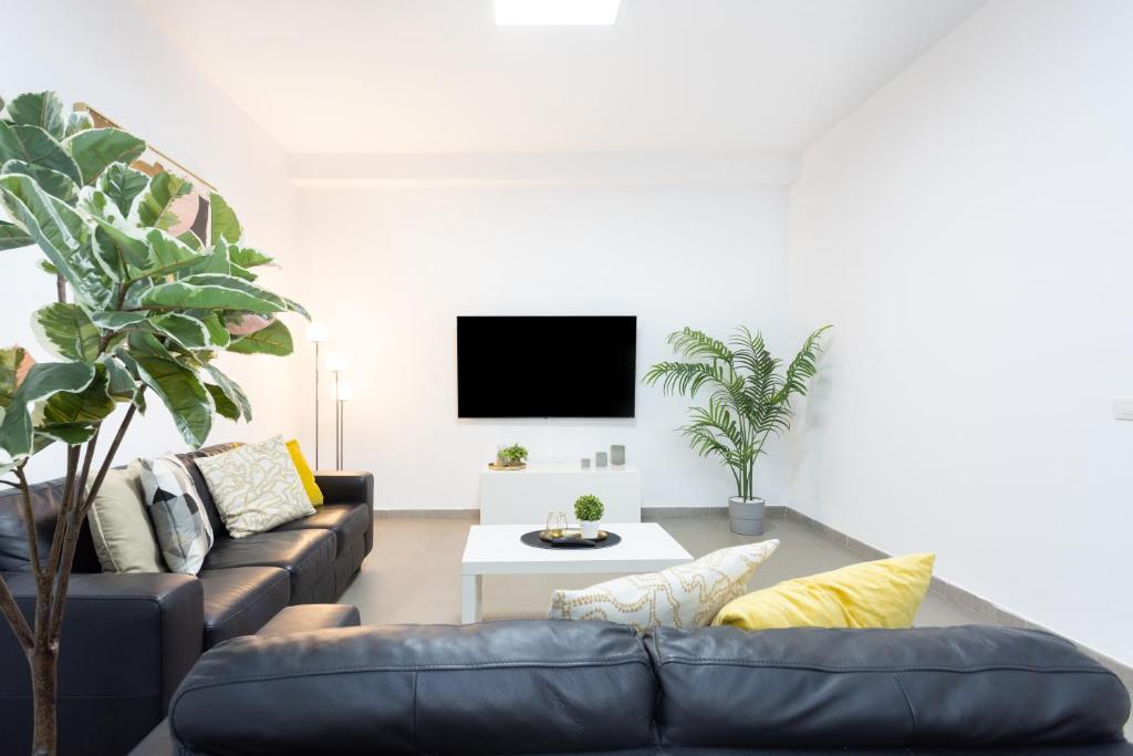 Televízia a/alebo spoločenská miestnosť v ubytovaní Luxury BKM in Playa del Duque