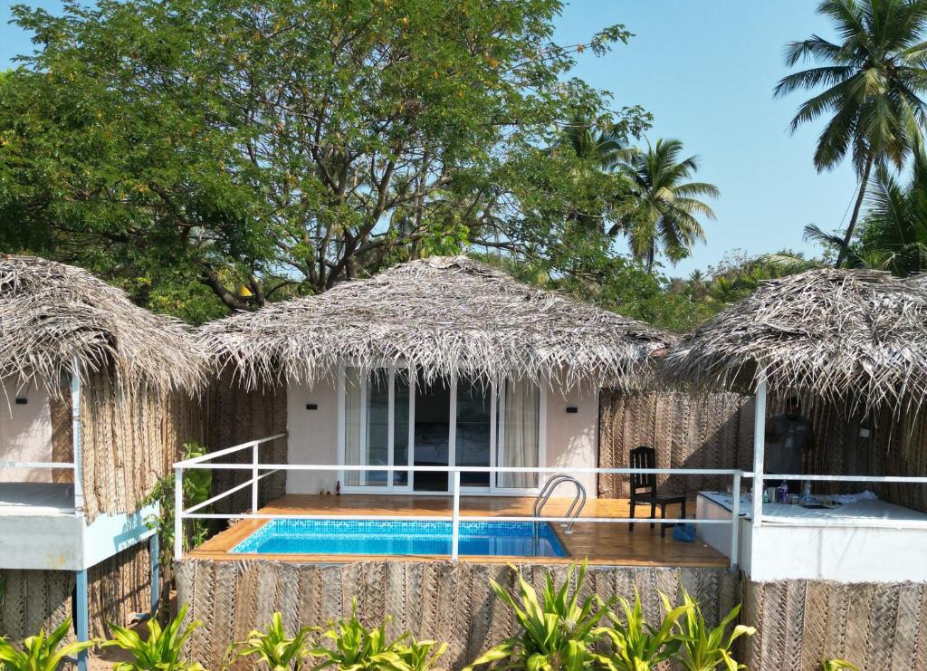 Bazén v ubytování Destiny Goa Beach Resort nebo v jeho okolí