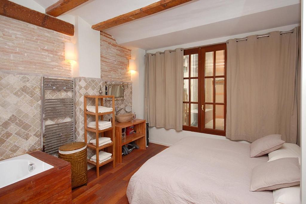 Beds & Breaks Ravel I - One-Bedroom Apartment