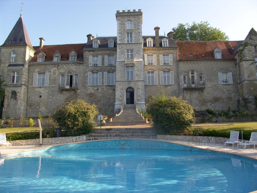 Bazén v ubytování Chateau De Fere nebo v jeho okolí
