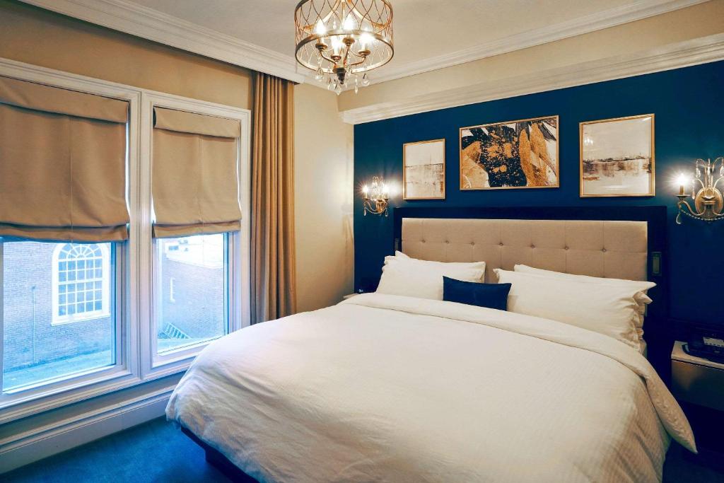 Postel nebo postele na pokoji v ubytování The Peacock Inn, Ascend Hotel Collection