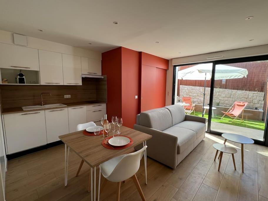 Køkken eller tekøkken på Studio avec jardinet proche mer