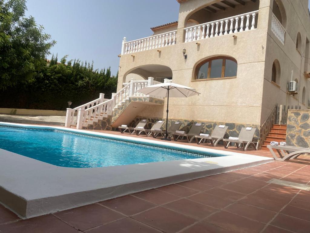 Agradable Villa con piscina y vistas al mar