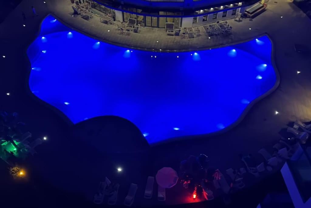 Una vista aérea de un escenario azul por la noche. en Schönes Appartement mit Meerblick auf Nordzypern, In Caesar Blue Isabella 70, en Rizokarpaso