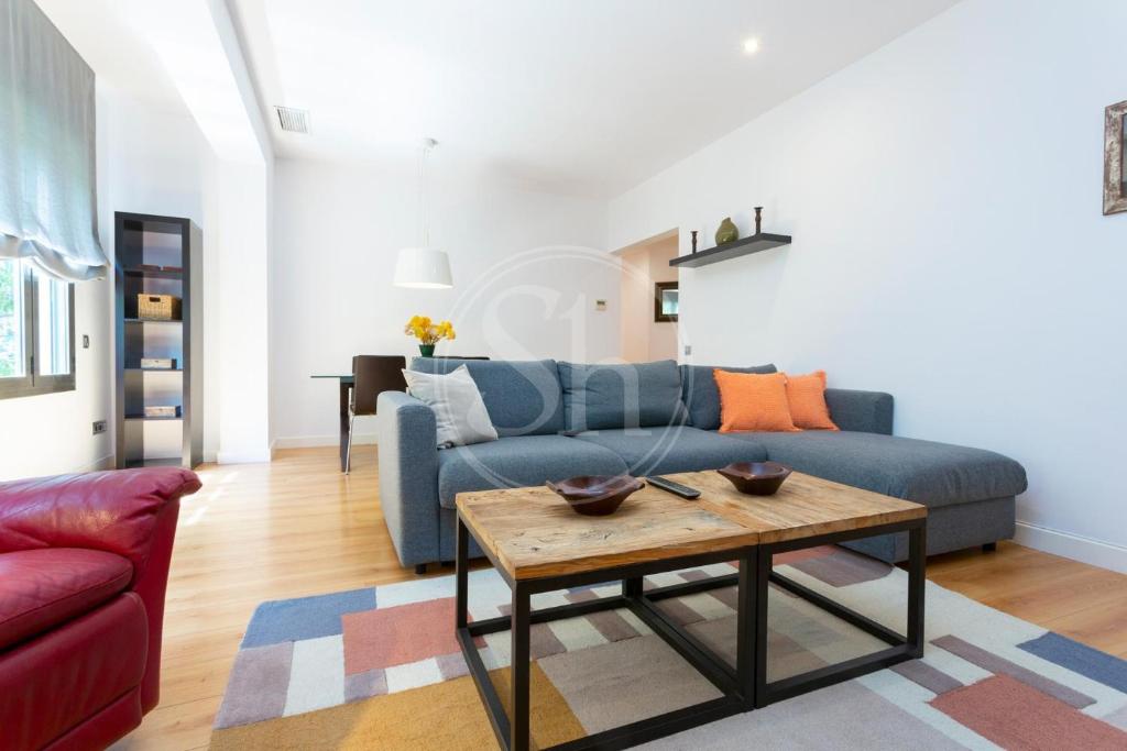 Elegant apartment for 6 beside Sagrada Familia