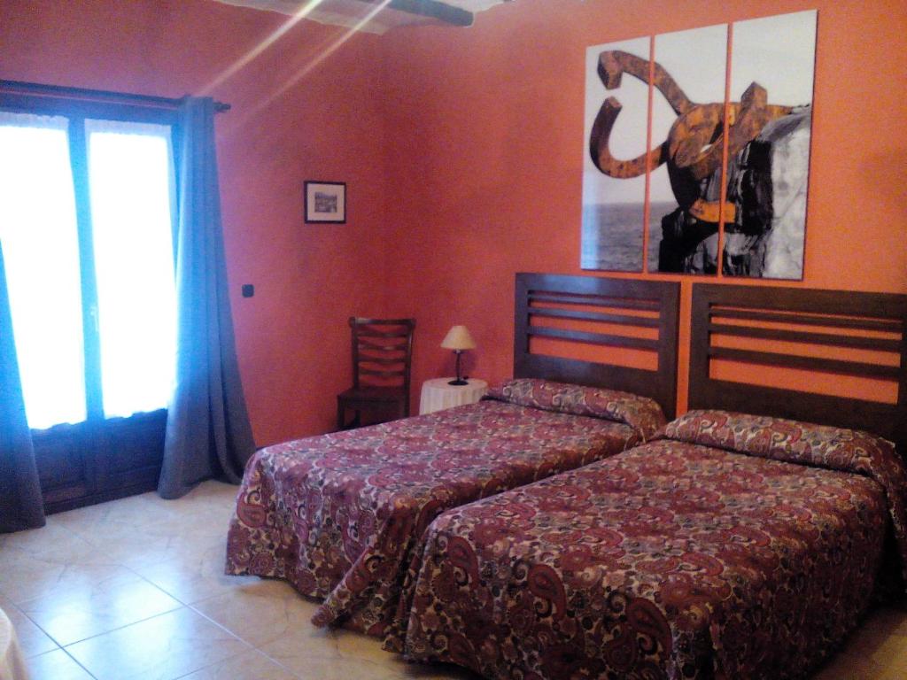 1 dormitorio con 1 cama y una foto de un animal en la pared en Casa Rural Aristondo Agroturismo, en San Sebastián