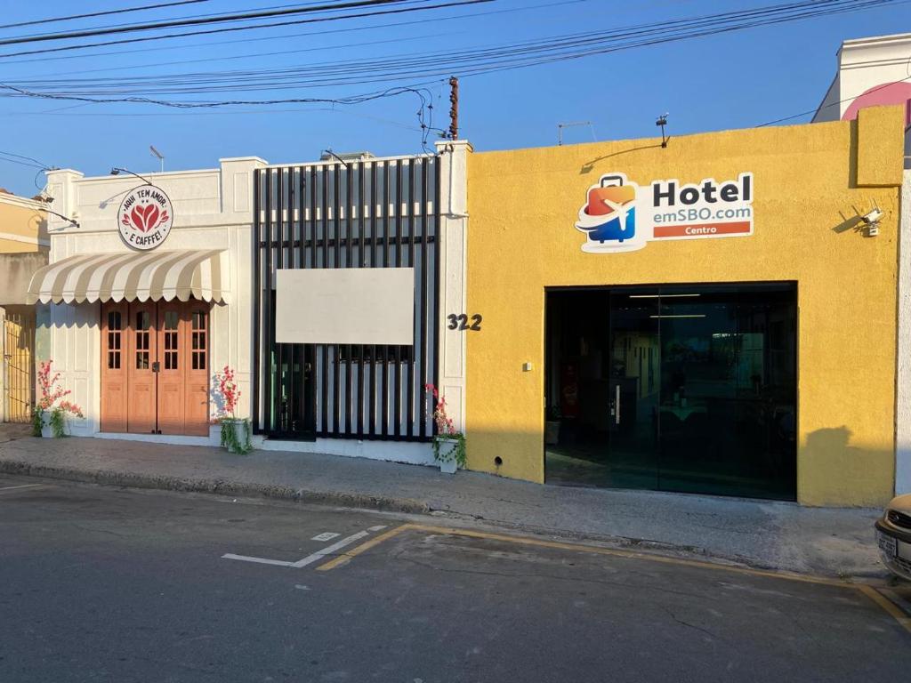 a hotel building on the side of a street at Hotel em SBO - Centro in Santa Bárbara dʼOeste