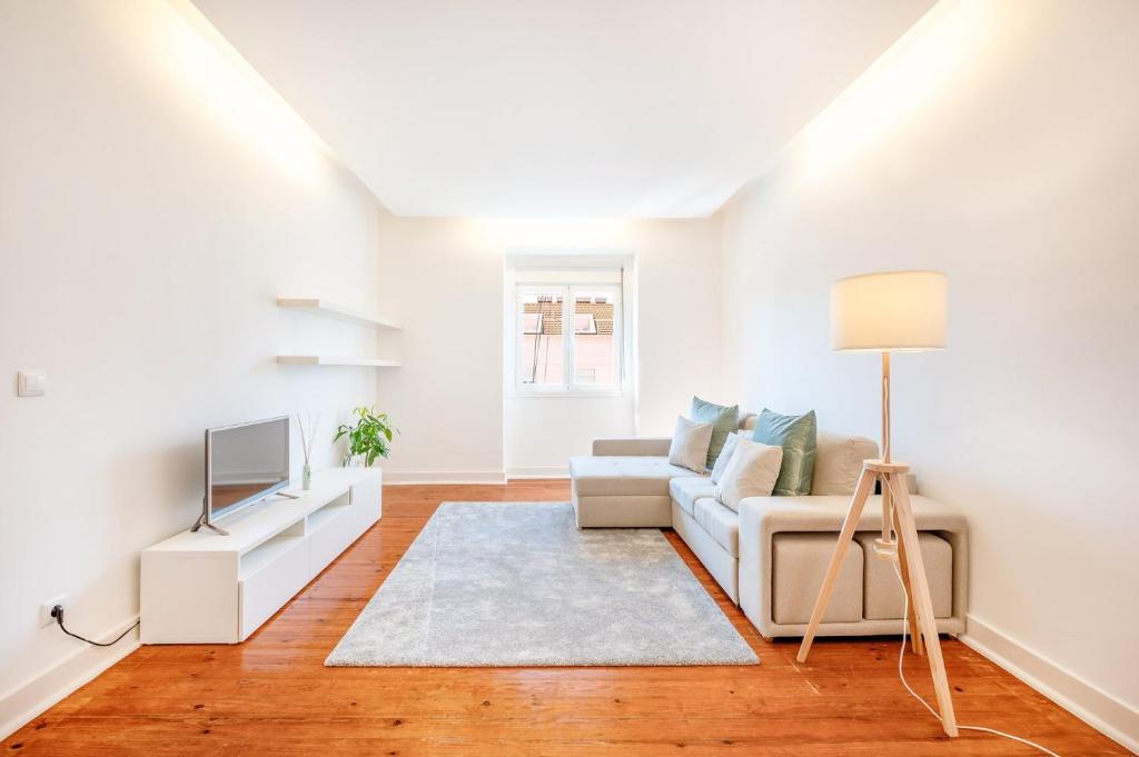 un salon avec un canapé et une télévision dans l'établissement GuestReady - City views and comfort in Arroios, à Lisbonne
