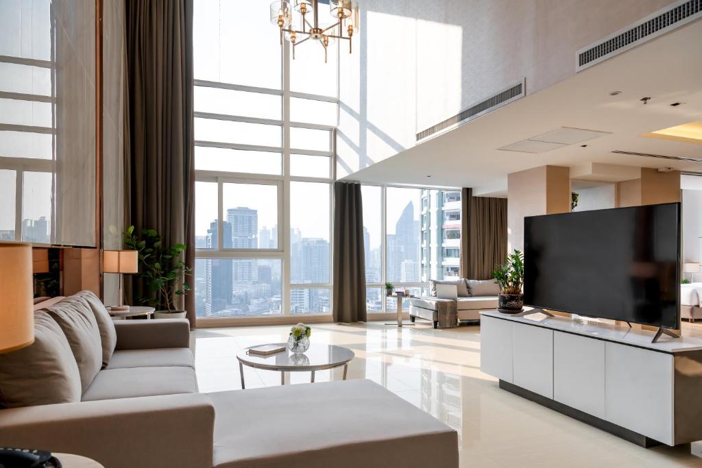 バンコクにあるジャスミン 59 ホテル バンコク (Jasmine 59 Hotel Bangkok)のリビングルーム(大型テレビ、ソファ付)