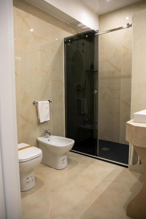 Koupelna v ubytování Global Hotel