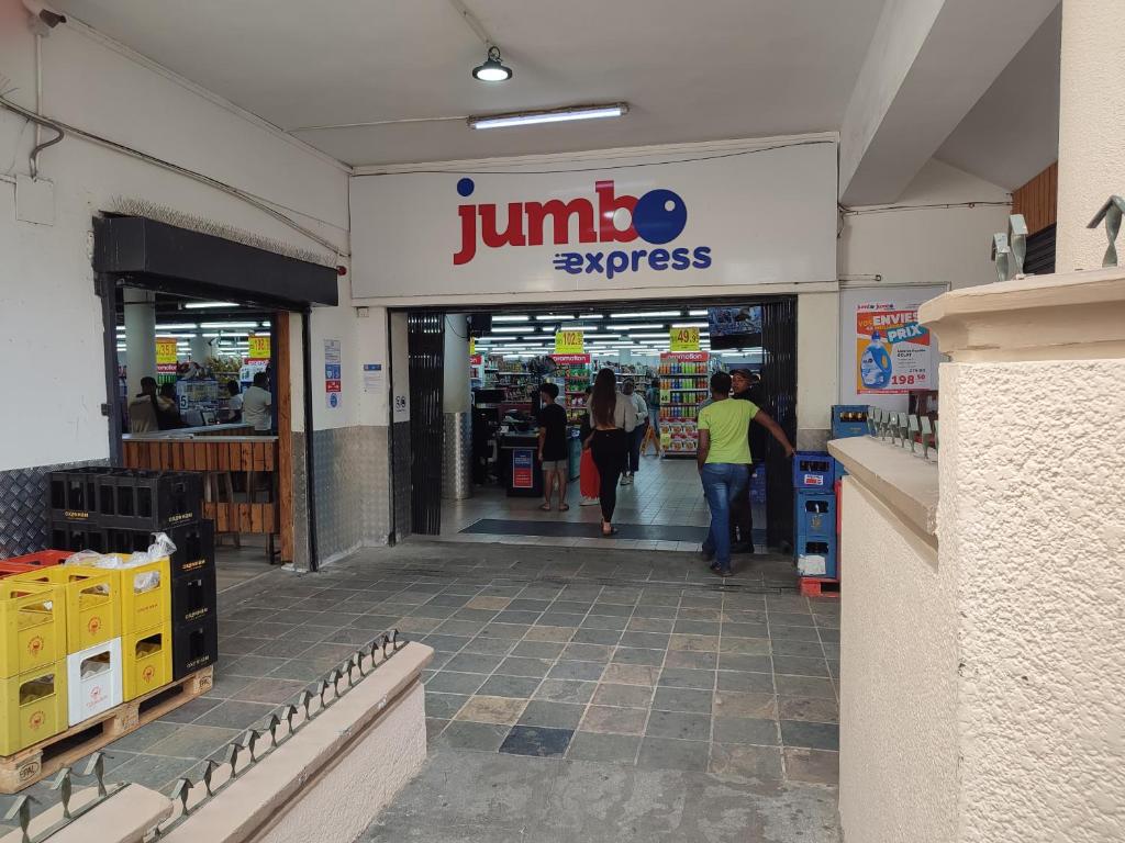 un magasin Jumeo Express avec des gens qui y entrent dans l'établissement White Sand Cabana, à Flic-en-Flac