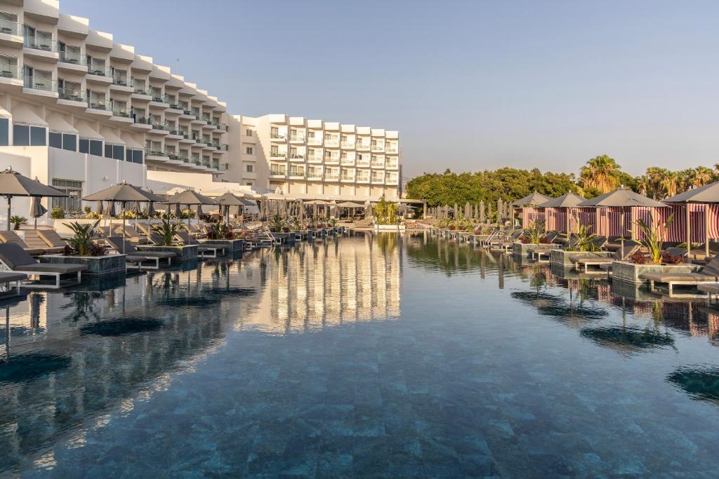 Bazén v ubytování Cali Resort & Spa Designed For Adults by Louis Hotels nebo v jeho okolí