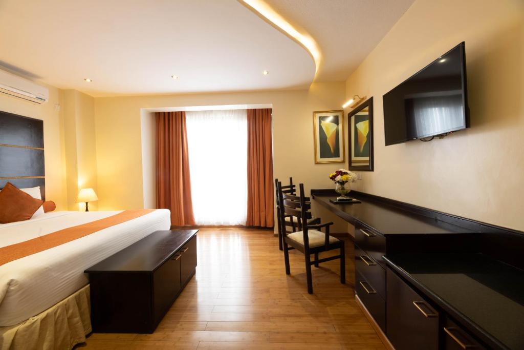 Postel nebo postele na pokoji v ubytování The Monarch Hotel