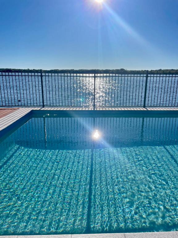 Bazén v ubytování Maroochydore River Front Apartment nebo v jeho okolí