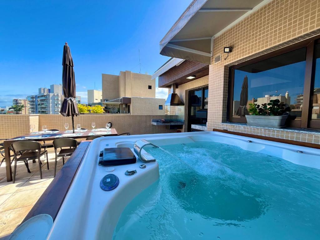 Bazén v ubytování Linda COBERTURA com Jacuzzi e vista para o Mar nebo v jeho okolí