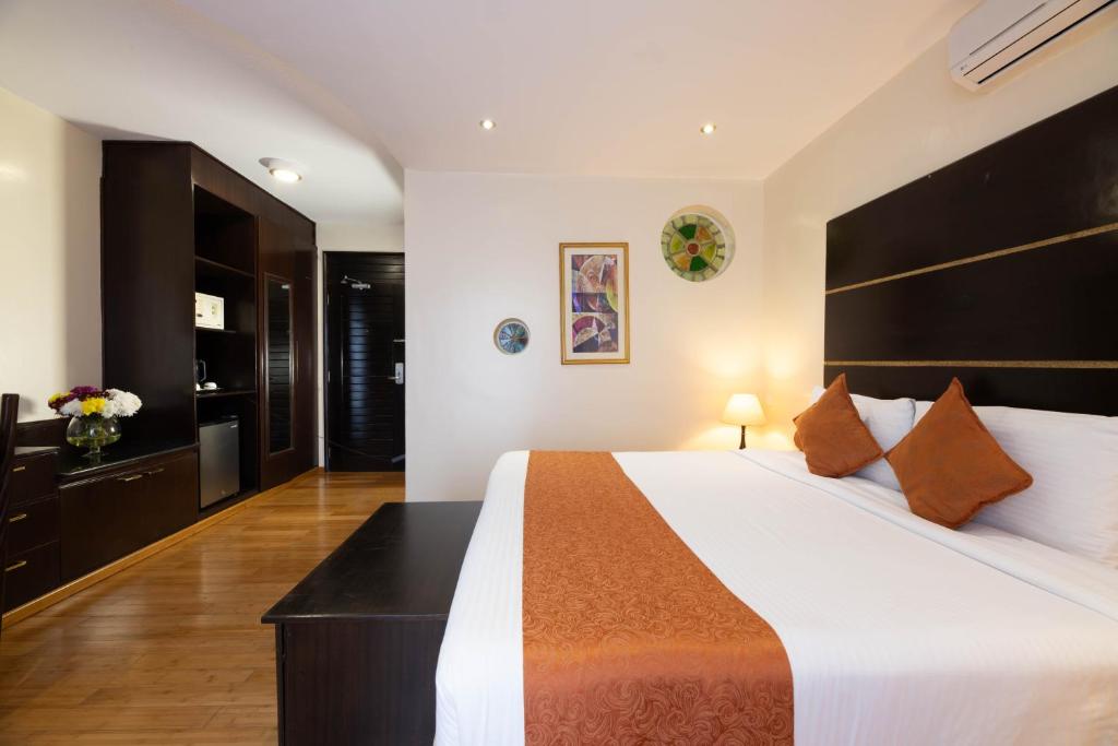 Postel nebo postele na pokoji v ubytování The Monarch Hotel