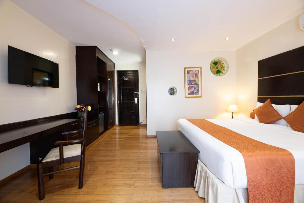 TV a/nebo společenská místnost v ubytování The Monarch Hotel