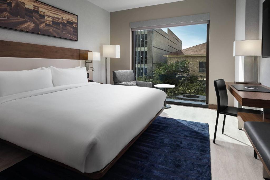 Postel nebo postele na pokoji v ubytování AC Hotel by Marriott Austin-University