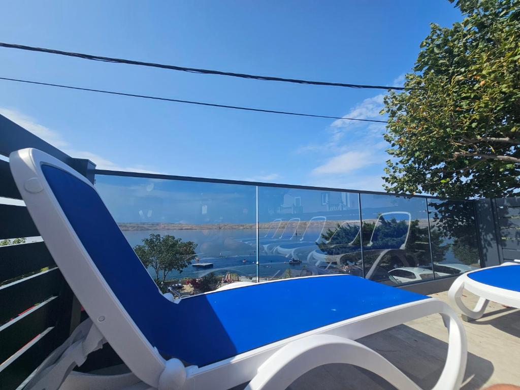 Bazén v ubytovaní Beachfront House Ivana with Pool - renovated 2025 alebo v jeho blízkosti