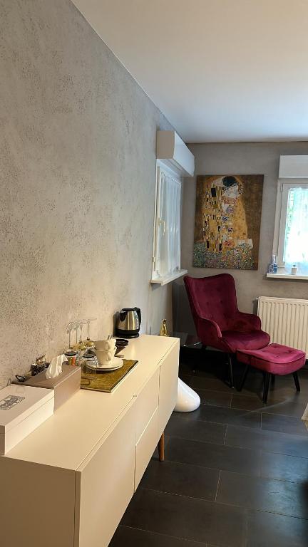 Posezení v ubytování chambre privative au rez de jardin dans villa