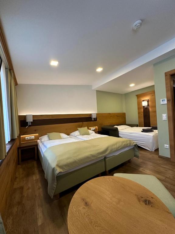 Posteľ alebo postele v izbe v ubytovaní Hotel zur Post