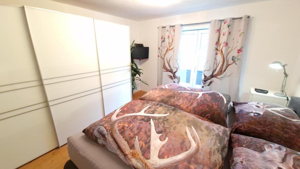 Postel nebo postele na pokoji v ubytování Ferienwohnung Heiterwanger-Blick