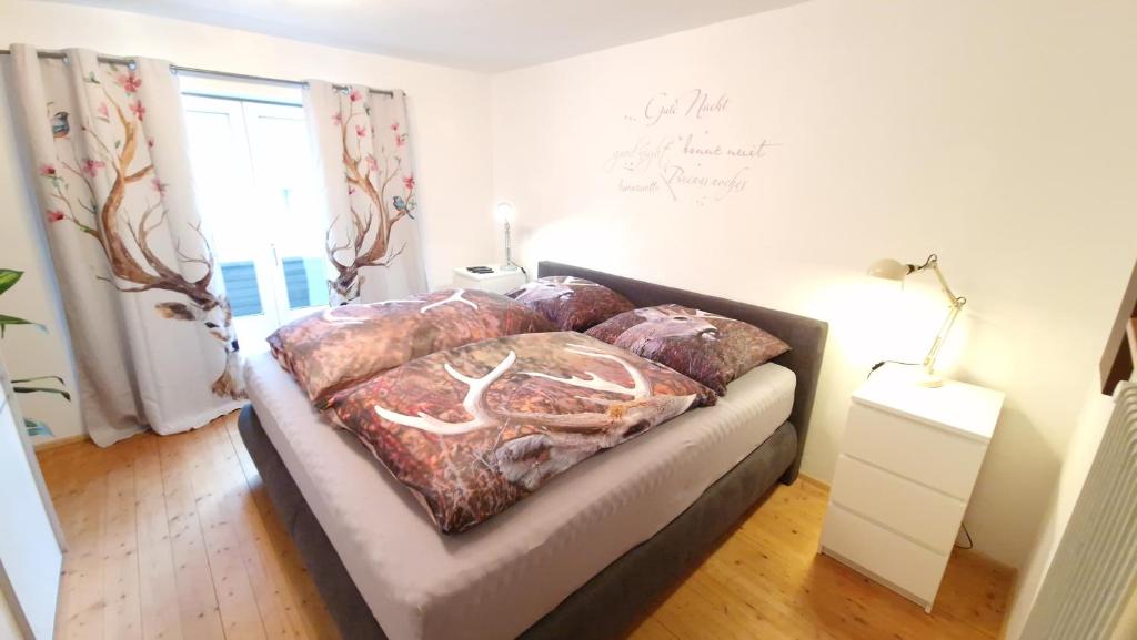 Postel nebo postele na pokoji v ubytování Ferienwohnung Heiterwanger-Blick
