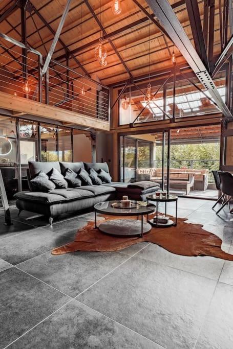 un salon avec un canapé et une table dans l'établissement La Limonaderie, Loft avec Jacuzzi, à Pont-à-Mousson