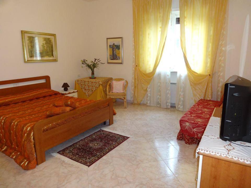 Ένα ή περισσότερα κρεβάτια σε δωμάτιο στο Villa Dora