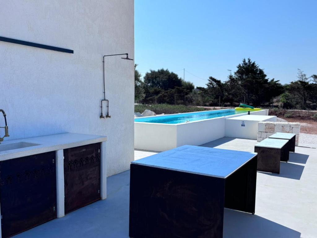Bazén v ubytování Aeneas Villa Pool & Jacuzzi al mare Torre Guaceto nebo v jeho okolí