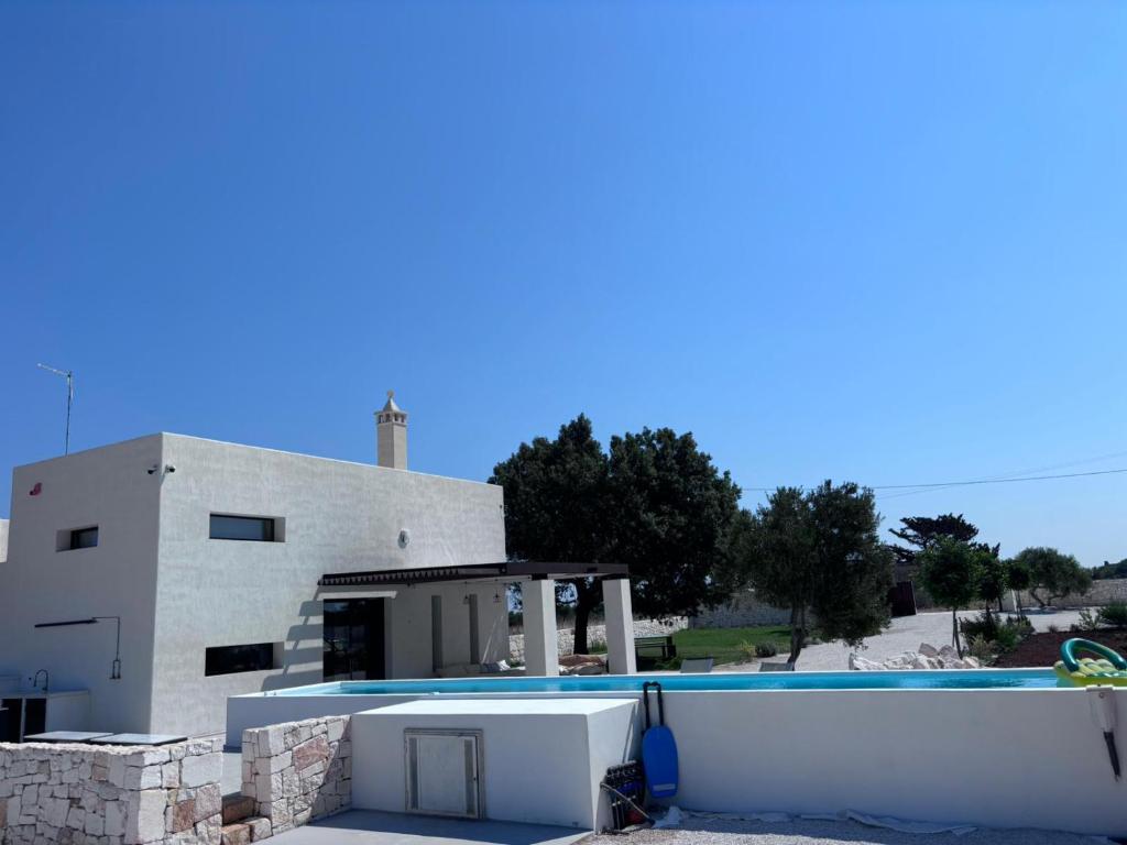 Bazén v ubytování Aeneas Villa Pool & Jacuzzi al mare Torre Guaceto nebo v jeho okolí