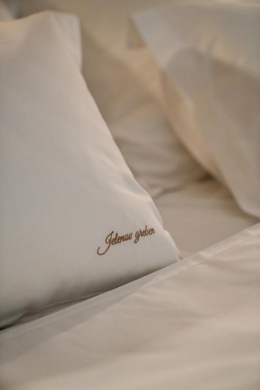 Postel nebo postele na pokoji v ubytování Sobe rooms JELEN JELENOV GREBEN
