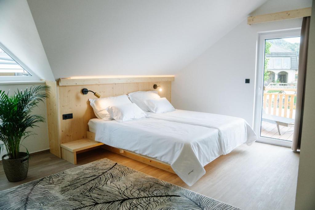 Postel nebo postele na pokoji v ubytování Sobe rooms JELEN JELENOV GREBEN