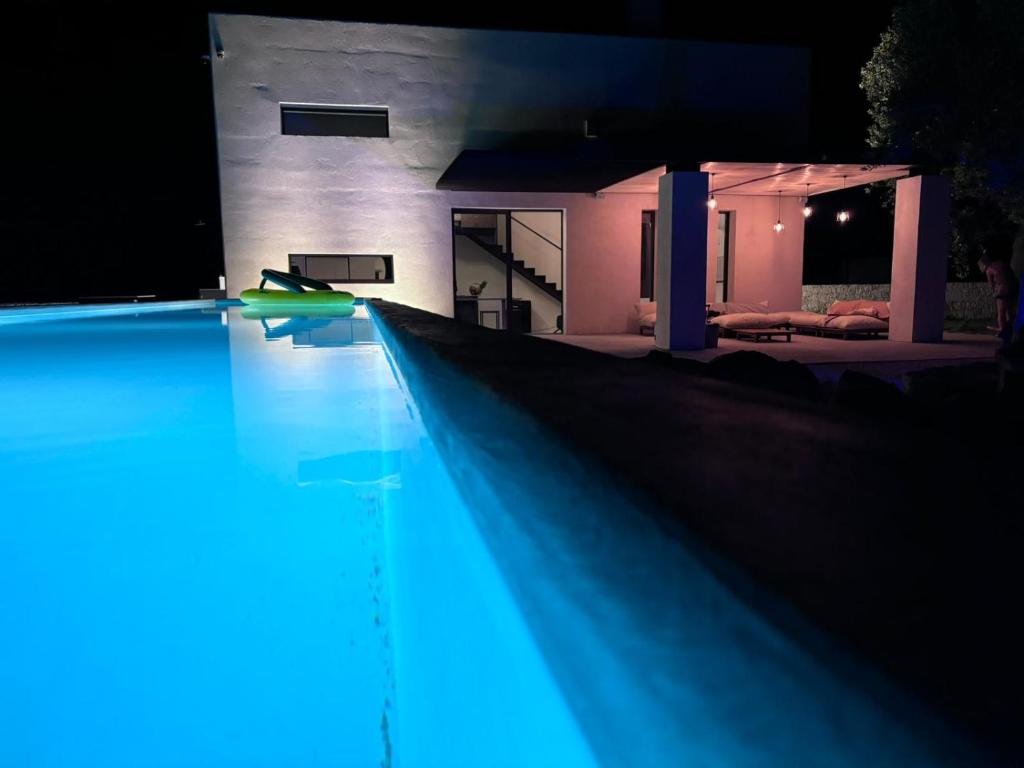 Bazén v ubytování Aeneas Villa Pool & Jacuzzi al mare Torre Guaceto nebo v jeho okolí