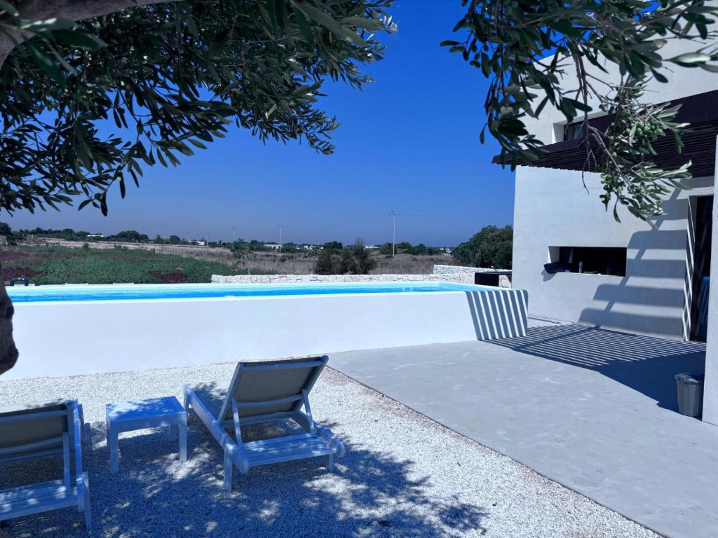 Bazén v ubytování Aeneas Villa Pool & Jacuzzi al mare Torre Guaceto nebo v jeho okolí