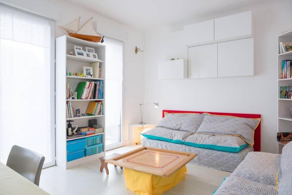 ein Wohnzimmer mit einer Couch und einem Couchtisch in der Unterkunft À 2 pas de plage et commerces, jardin & parking in Les Sables-dʼOlonne