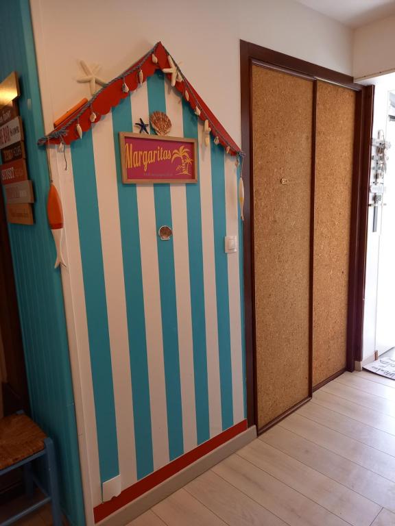 une porte menant à une chambre avec une salle de jeux avec une maison dans l'établissement Coquet appart coeur de ville Quend plage 1er étage, à Quend
