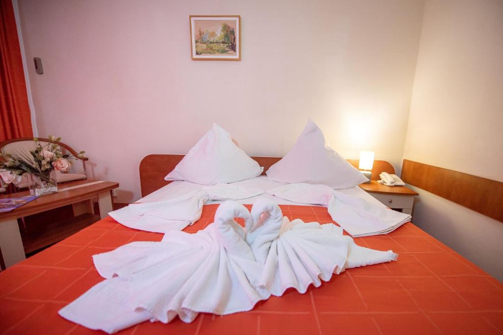Postel nebo postele na pokoji v ubytování Hotel Doina
