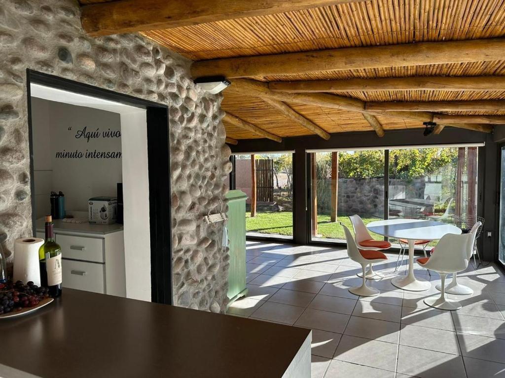 a kitchen and dining room with a table and chairs at Cottage de los Andes in Mendoza