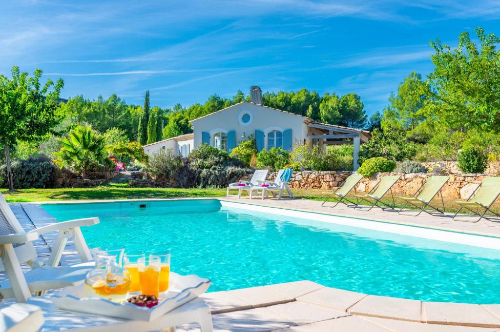 une villa avec piscine et une maison dans l'établissement Villa La Pastorale by Villa Plus, au Cannet-des-Maures