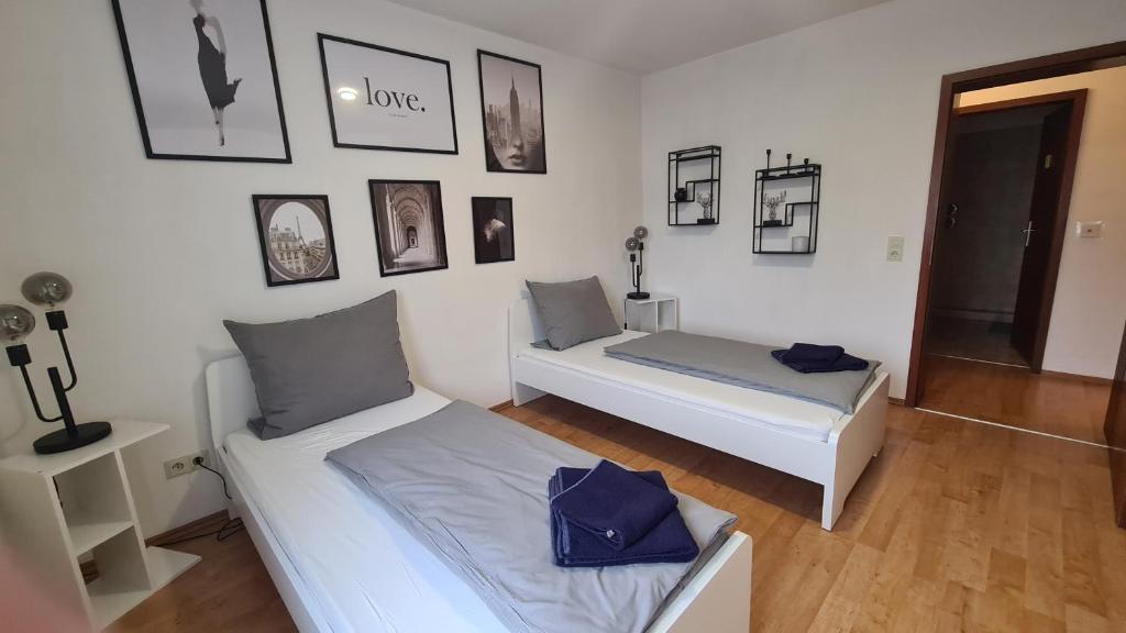 Χώρος καθιστικού στο bookandstay24 Obertshausen 3 Zimmerferienwohnung mit Balkon, Küche und Parkplatz