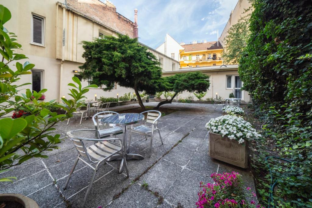 Κήπος έξω από το Hotel White Lion