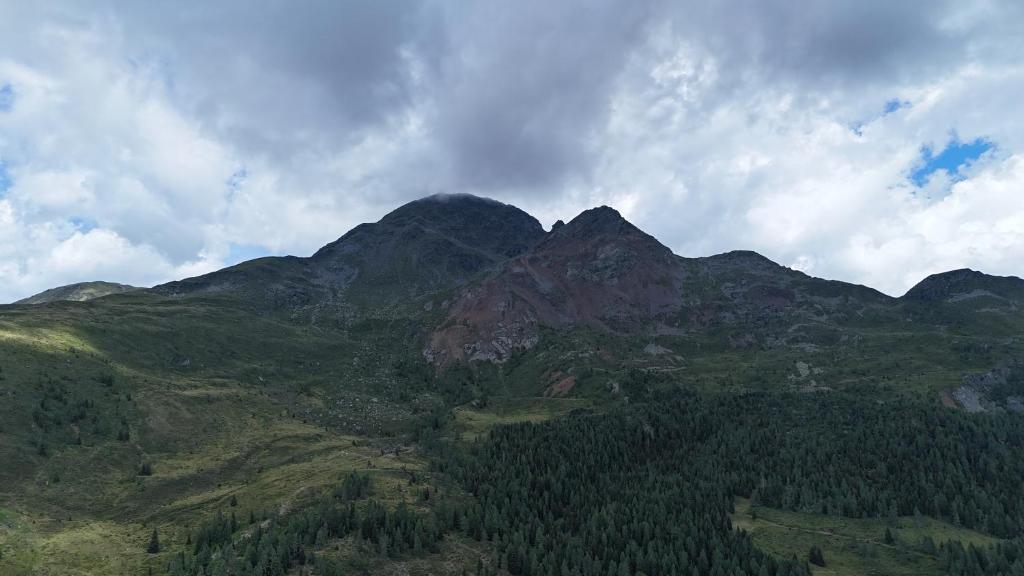 Pemandangan gunung umum atau pemandangan gunung yang diambil dari hotel