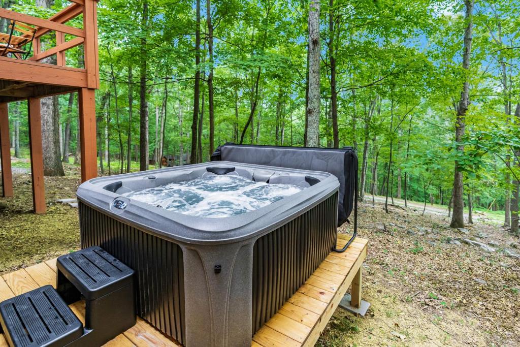 Tucked Away w Hot Tub, Fire Pit, Deck, & WiFi - Chalet