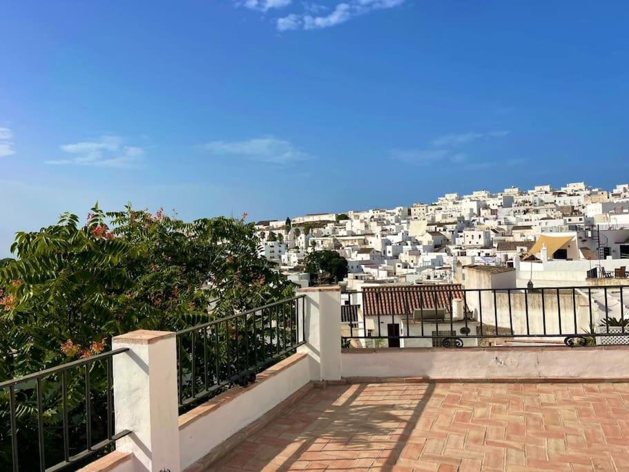 een balkon met uitzicht op een stad bij Preciosa casa con terraza in Vejer de la Frontera