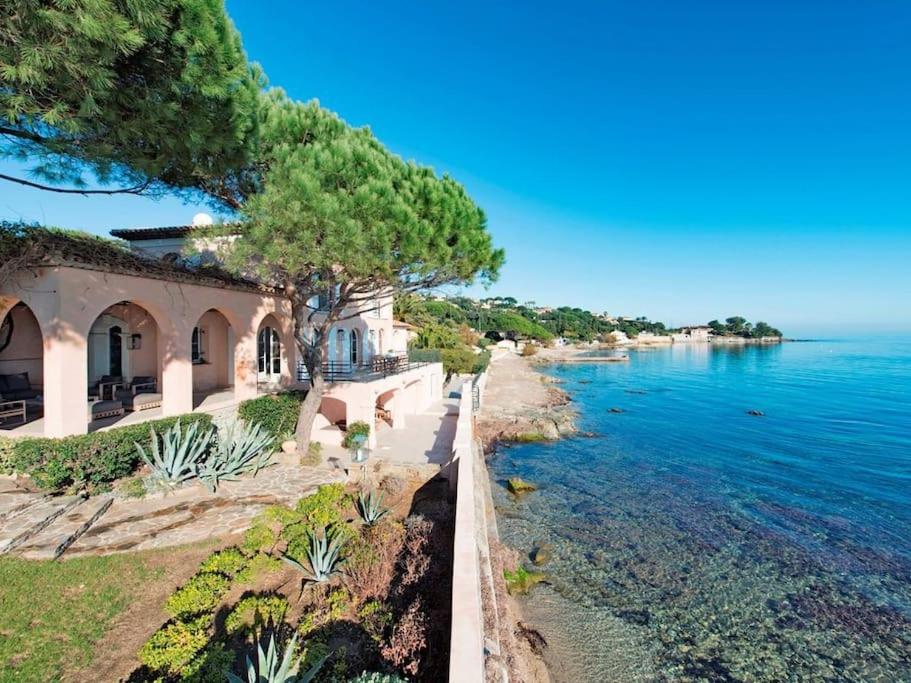 une maison au bord d'un plan d'eau dans l'établissement Propriété de luxe en bord de mer, à Grimaud