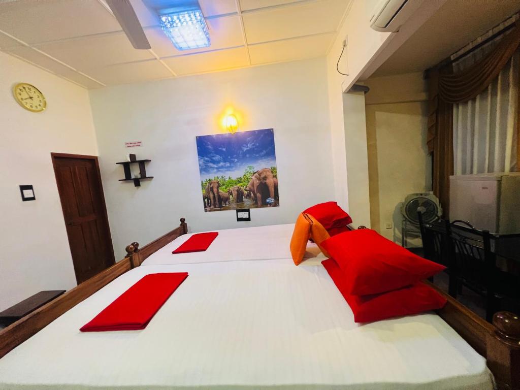 Postel nebo postele na pokoji v ubytování Senathilaka Guest Inn