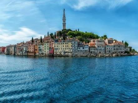 miasto na wyspie na środku wody w obiekcie Room Armani w Rovinj